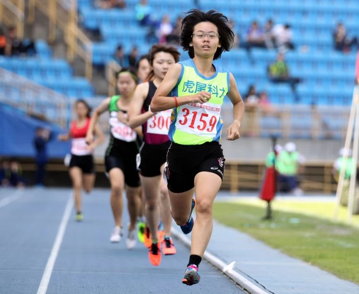 虎尾科大仝玉潔（前）奪得大女乙組800公尺金牌。林嘉欣／攝影。