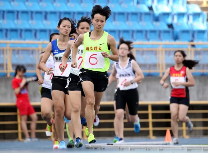 國體大陳昭郡(前)在大女甲組3000公尺障礙稱后。林嘉欣/攝影。