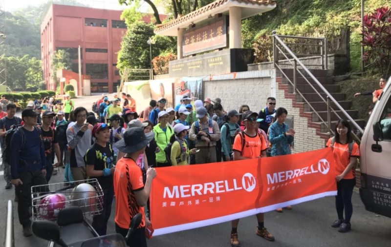 清晨百餘位健腳齊集山林闖關。
