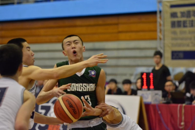 松山高一菜鳥尹麒綸最後2分半鐘攻下10分。