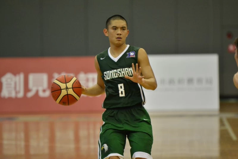 松山高二射手林恩誠三分球10投中4拿14分。