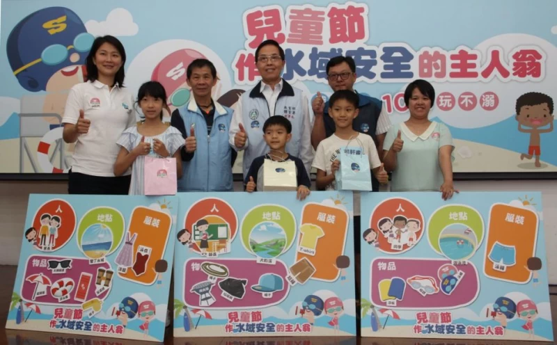 體育署王水文副署長頒發兒童節禮物給臺北市民族國小黃千翡、臺北市濱江國小郭軒宇與新北市康橋小學郭軒甫,也不忘叮囑孩童注意水域安全的認知。