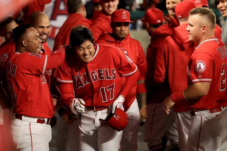 大谷翔平敲生涯首轟,與隊友擊掌。法新社