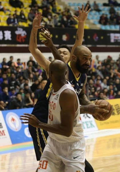 金酒拉莫斯(右)。 李天助攝