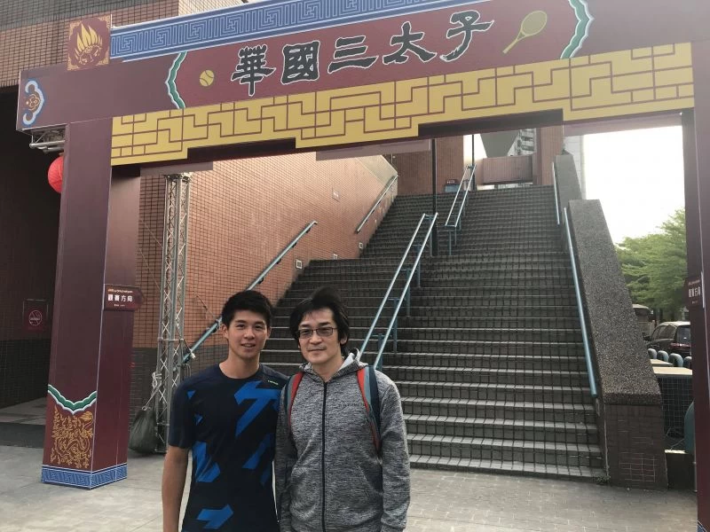 魏德聖(右)親自來幫駱建勛加油。駱集益提供