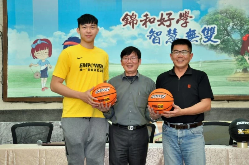 左起曾祥鈞、錦和高中校長李高財和Conti董事長楊惟超,一同將球交給籃球隊。