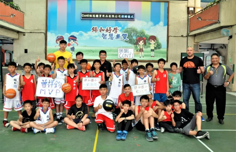  Conti送球到活動第三班愛心列車，駛向新北市中和錦和國小，親善大使曾祥鈞和董事長楊惟超與球隊合影。
