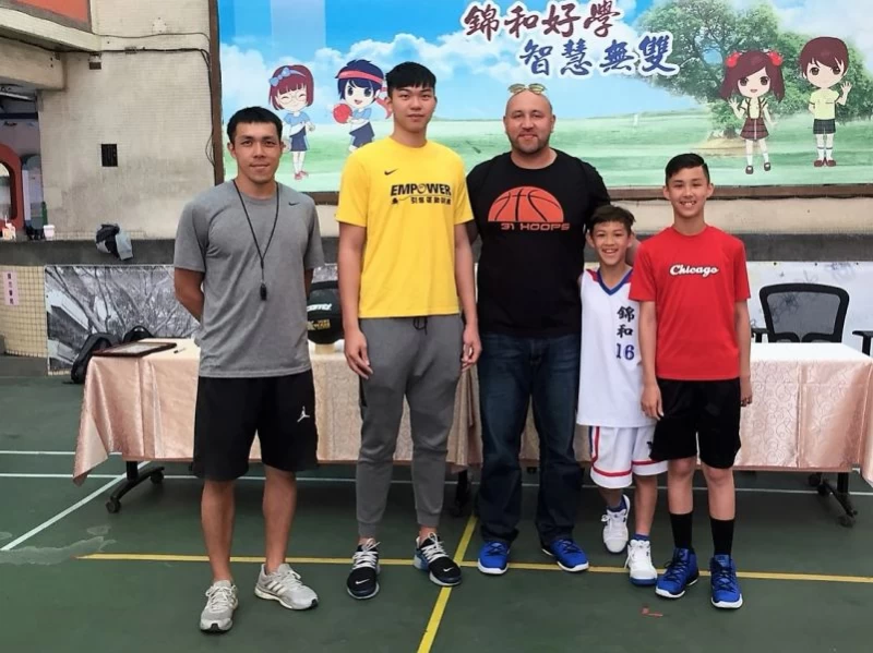 錦和國小「隱藏版」洋教練查理(中)和兩個兒子(右)。