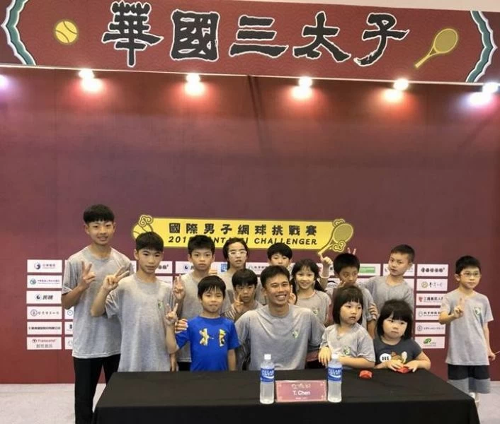 陳迪帶著基隆小球員參賽記者室。摘自陳迪臉書