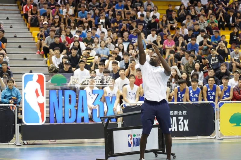 理查森不負眾望大秀三分準度,看得現場球迷超嗨。NBA官方提供