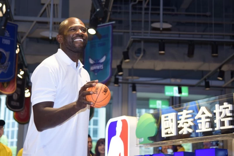 理查森初次造訪寶島相當興奮,於記者會上玩投籃遊戲。NBA官方提供