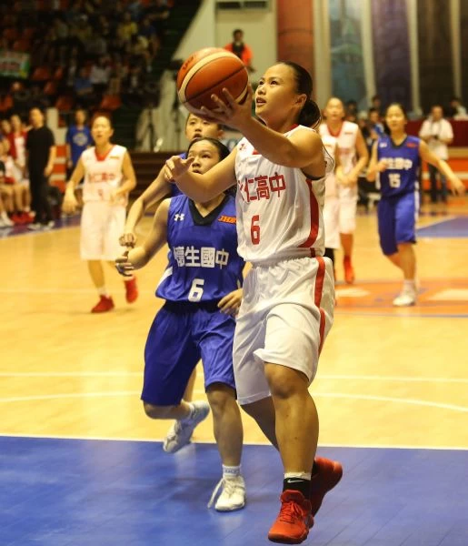 永仁蔡幸瑜(右)奪下冠軍賽MVP。李天助攝
