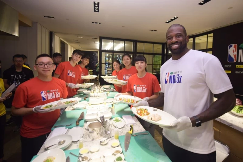 理查森表示自己擺盤方式習慣將肉類與其他蔬果分開是受到以前隊友的影響,並自嘲自己的擺盤是現場最差的。NBA官方提供)
