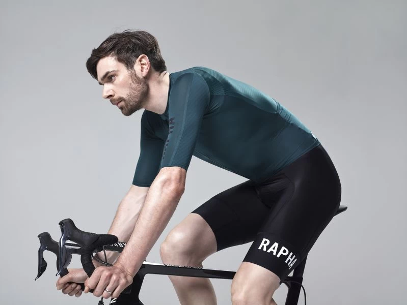 Rapha PRO TEAM AERO車衣以競賽為主。