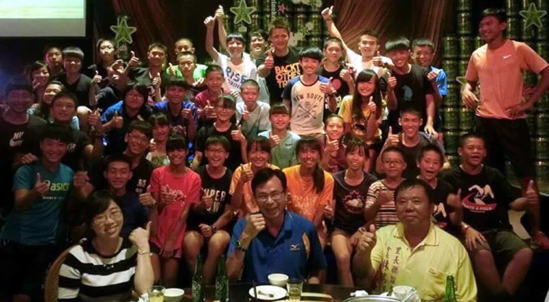 苗栗竹南鎮長康世明(前排中)超級支持體育,鎮公所除發獎勵金外,還設宴款待竹南國中田徑隊等運動員。蕭賜斌/提供。