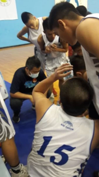 宜蘭中華國中隨隊教練唐正昌暫停時祭出最後的勝利方程式。