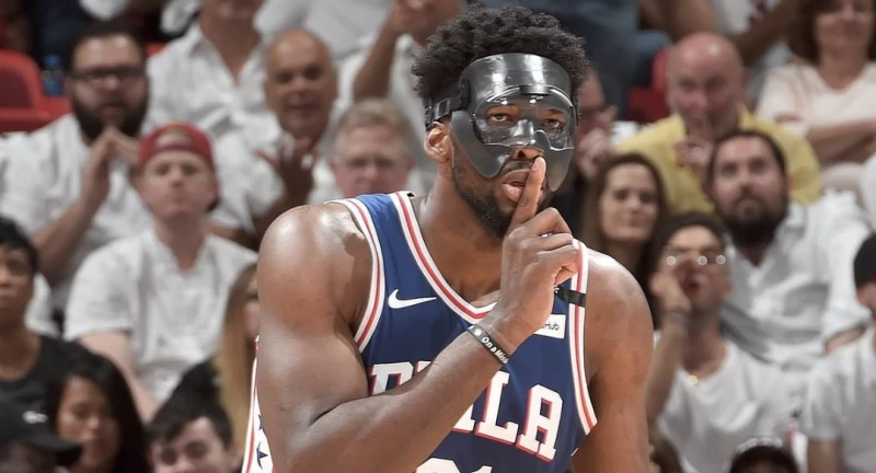 恩比德戴面具出戰生涯首場季後賽,表現可圈可點 (圖片來源:Twitter/@SportsArePhilly)