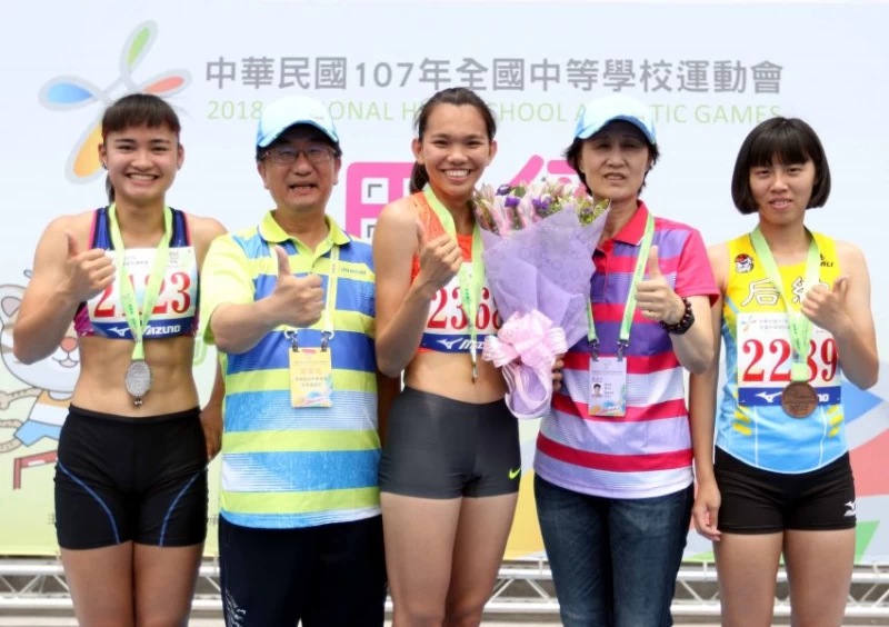 全中運高女跳高前三名(中、左和右)。林嘉欣／攝影。