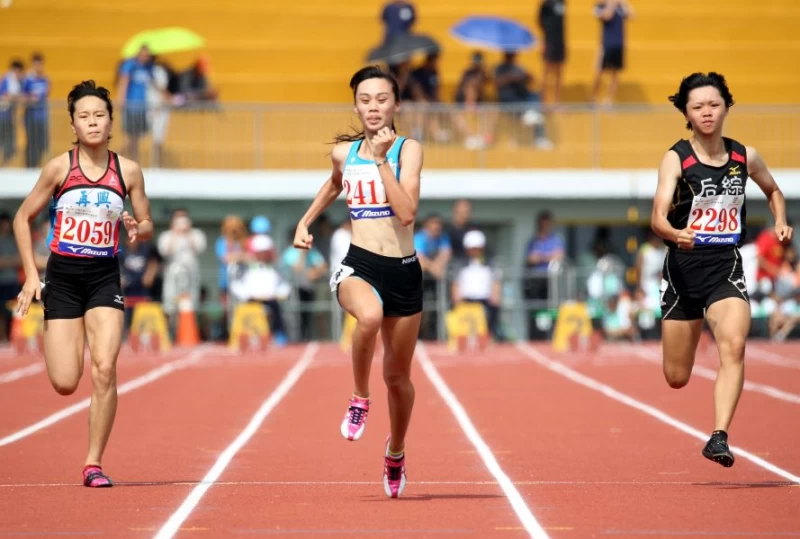 陳莞玫(中)今天在全中運高女百公尺準決賽飆出11.68，惜超順風。林嘉欣／攝影。