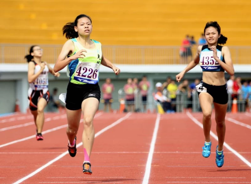 台中市光德國中許嘉恩(前左)今天在全中運國女400公尺以54.26躋身歷年第三傑。林嘉欣／攝影。