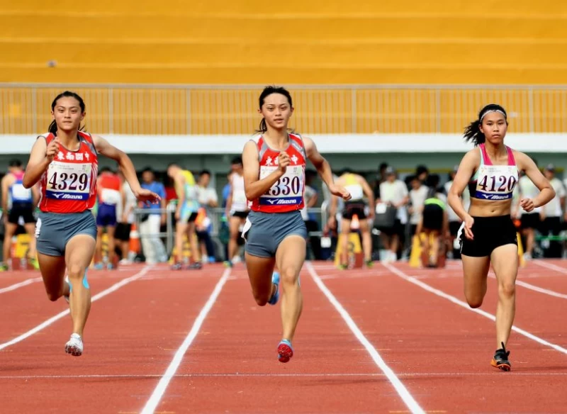 雙胞胎張秝榕(中)、張秝羚在全中運國女百公尺金包銀。林嘉欣／攝影。