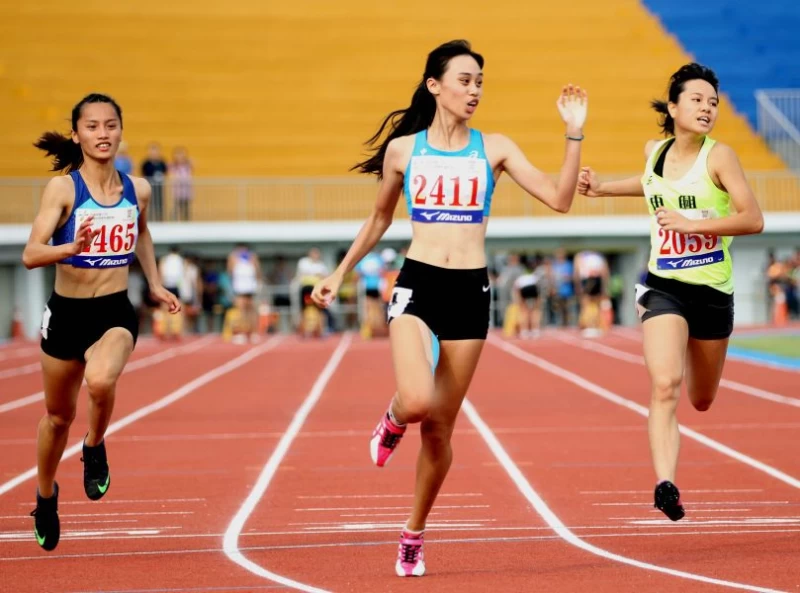 高女百公尺陳芫玫(中)奪金。林嘉欣／攝影。