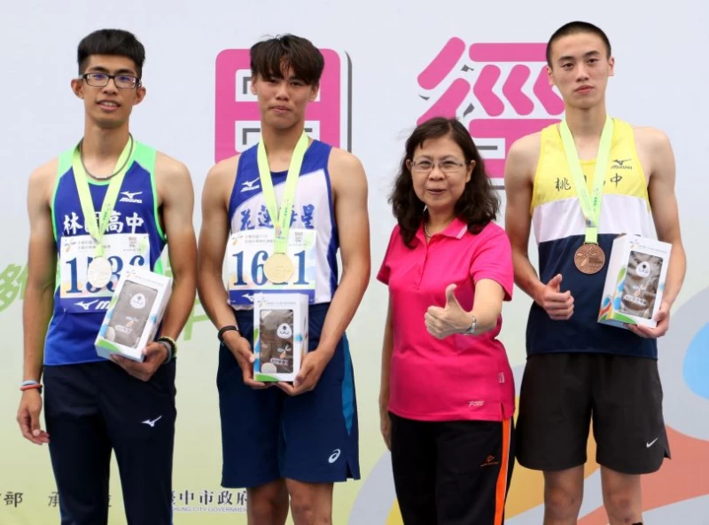 高男百十公尺跨欄前三名盧浩華(左二)、陳永濬和鄭凱倫。林嘉欣/攝影。