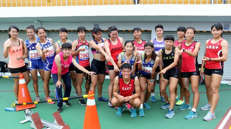 高女混合運動參賽選手先兵後禮，賽後開心大合照。林嘉欣／攝影。