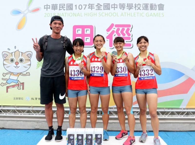 東南國中在國女四百接力破大會，教練廖書凱(左)說，要用這個紀錄向已故的后綜高中教練林啟仲致敬。林嘉欣／攝影。