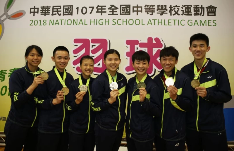 北市大同個人賽勇摘5金，奪金選手黃映瑄、黃郁豈、黃瀞平、鄧淳薰、李子晴、蘇力瑋、葉宏蔚（由左至右）賽後合影／李天助攝