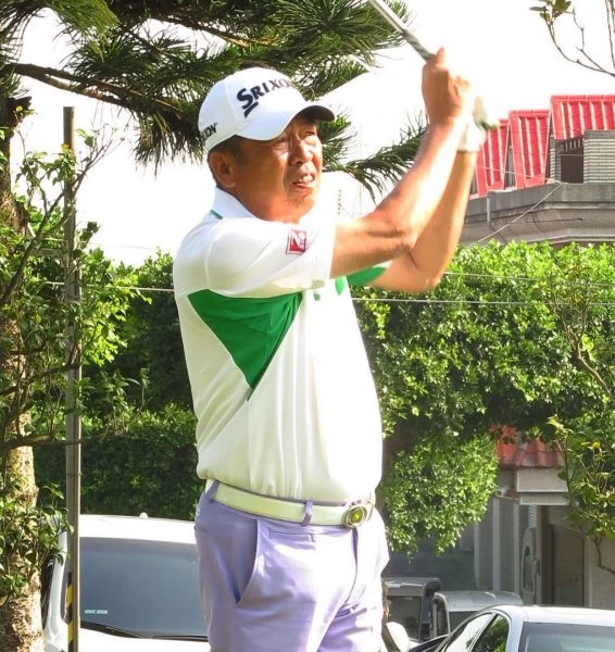 「二齒」鍾春興打出單日最佳66桿(-6) 。