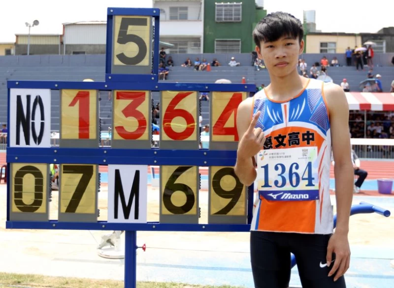 文華佑以7公尺69打破高懸16年全中運高男跳遠大會紀錄。林嘉欣/攝影。