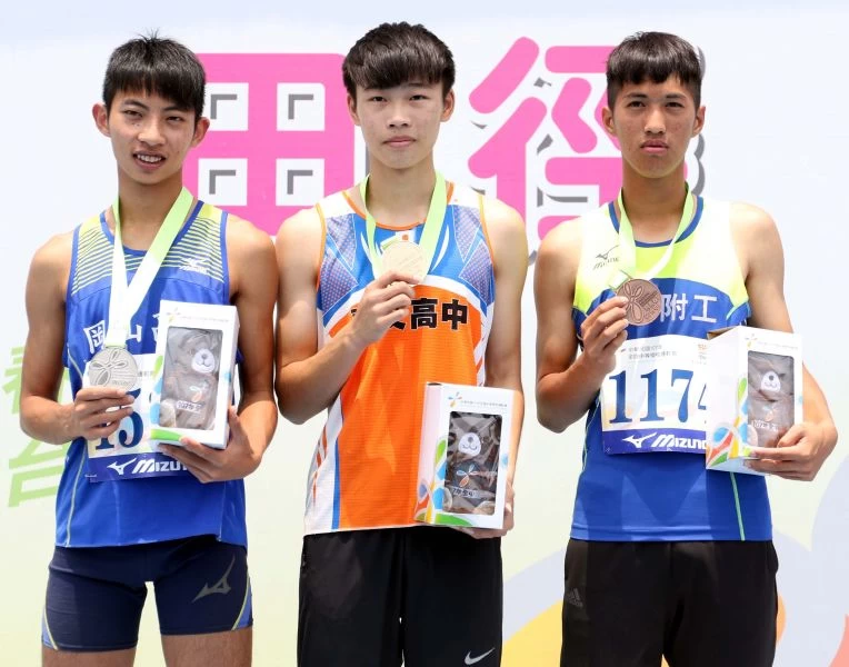 高男跳遠前三名文華佑(中)、林昱堂(左)和樓元戎。林嘉欣/攝影。