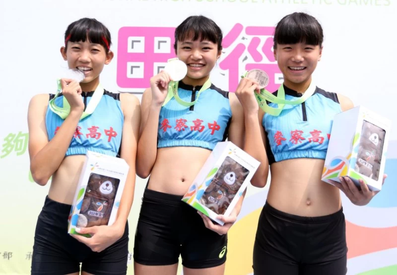 麥寮高中包下國女四百跨跨欄前三名。林嘉欣/攝影。