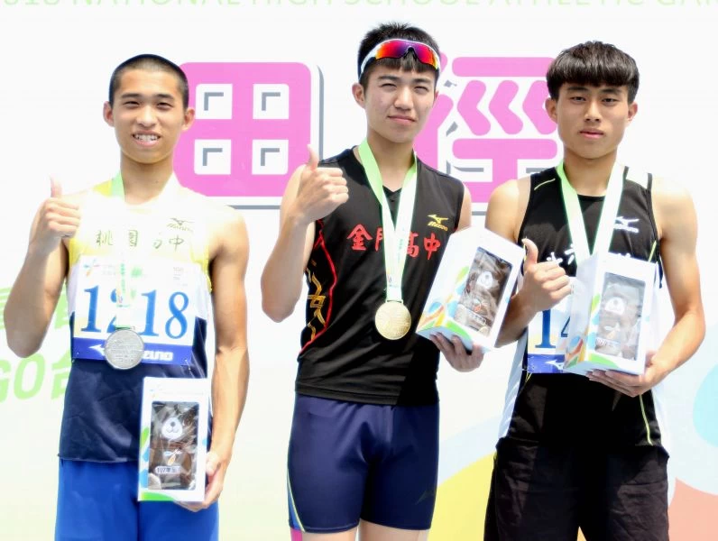 高男八百公尺前三名陳彥維(中)、林嘉芫(左)和黃啟碩。林嘉欣／攝影。