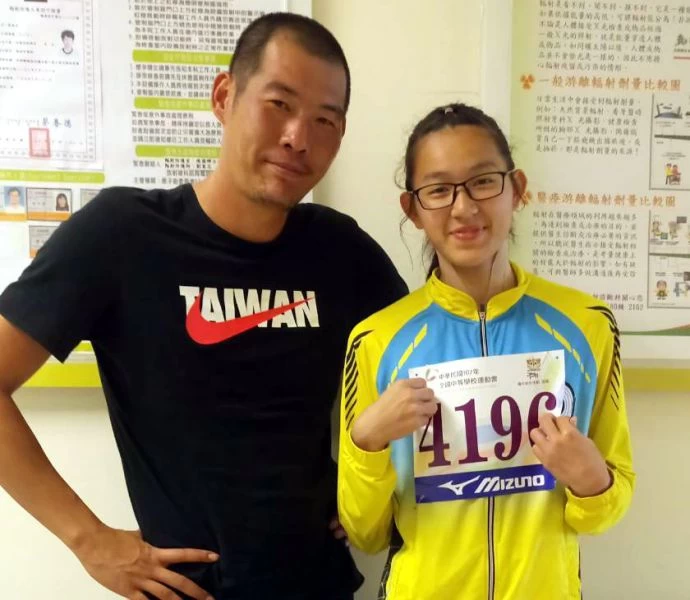 確定無礙後,張嘉妤在醫院開心和指導教練陳鴻傑合影。鍾彩榮/提供。
