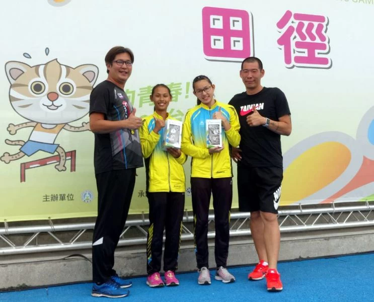 因受傷沒上台領獎的張嘉妤(右二),離開醫院後回頒獎台拍照留念。鍾彩榮/提供。