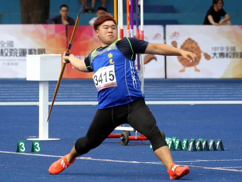 僑光科大郭名譯在一般男生組標槍連莊。林嘉欣/攝影。