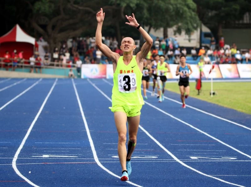 葉日鴻抵達終點時幾乎氣力放盡。林嘉欣/攝影。
