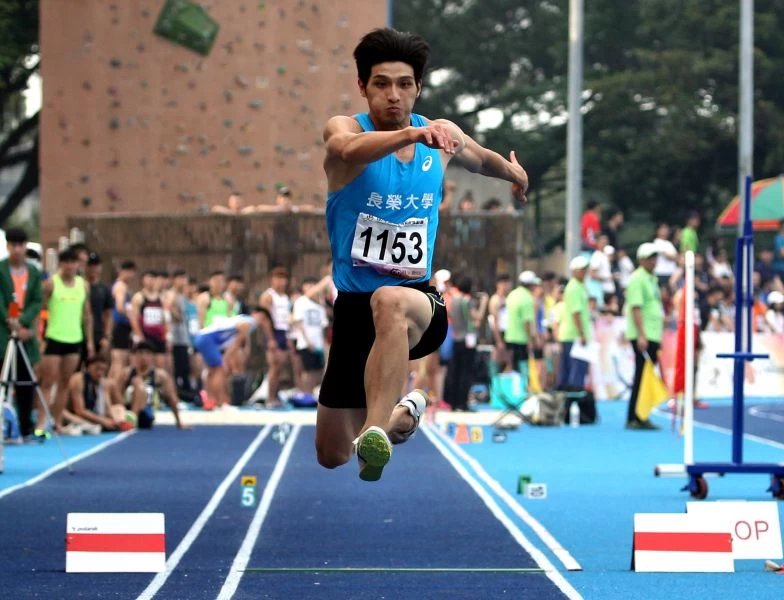 李奎龍在全大運公開男子組三級跳遠,以16公尺06打破高懸30年的「乃慧芳障礙」。林嘉欣/攝影。