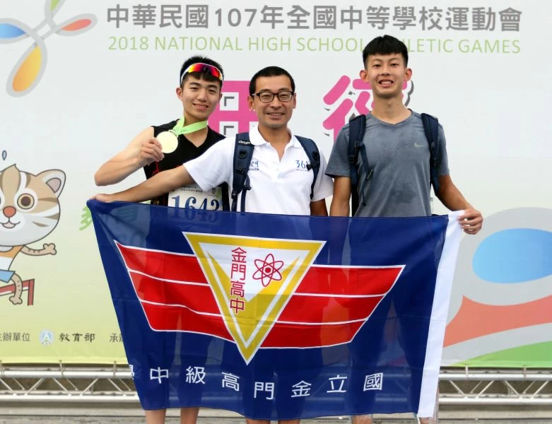 金門高中陳彥維(左)和短跑好手許倬維(右),讓金門高中教練林偉倫看到希望。林嘉欣/攝影。