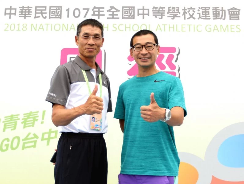 金門高中教練林偉倫(右)是長跑名將許績勝的外甥。林嘉欣/攝影。