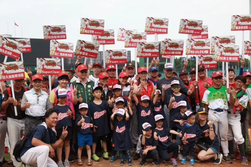 96支球隊參加2018新北市社區棒球聯賽,與小小棒球員合影。輪轉活動整合工作坊提供