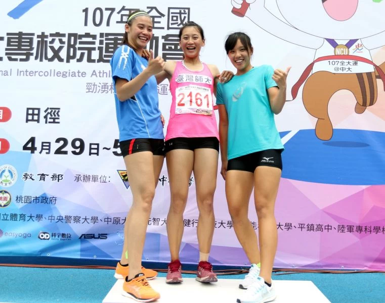 謝喜恩(中)和妹妹謝靜玟(左)、堂妹謝汝秕在一百欄決賽姐妹鬩牆。林嘉欣/攝影。