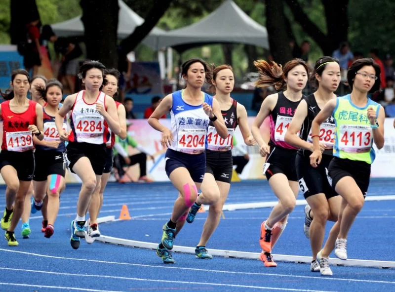 虎尾科大仝玉潔(前)在一般女子組1500公尺三連霸。林嘉欣/攝影。