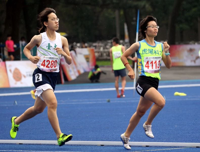 虎尾科大仝玉潔(前)1500公尺三連霸。林嘉欣/攝影。