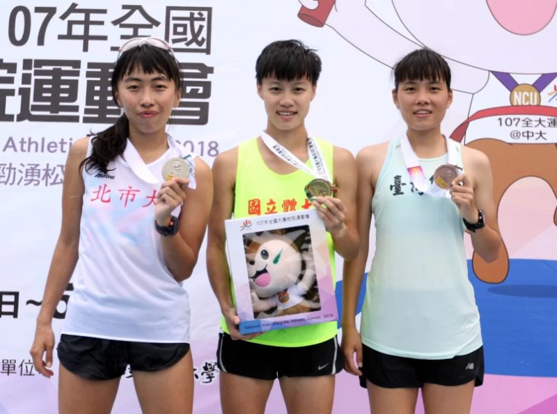公開女三千障礙賽前三名國立體大陳昭郡(中)、北市大陳宇璿(左)和台灣師大張郁珮。林嘉欣/攝影。