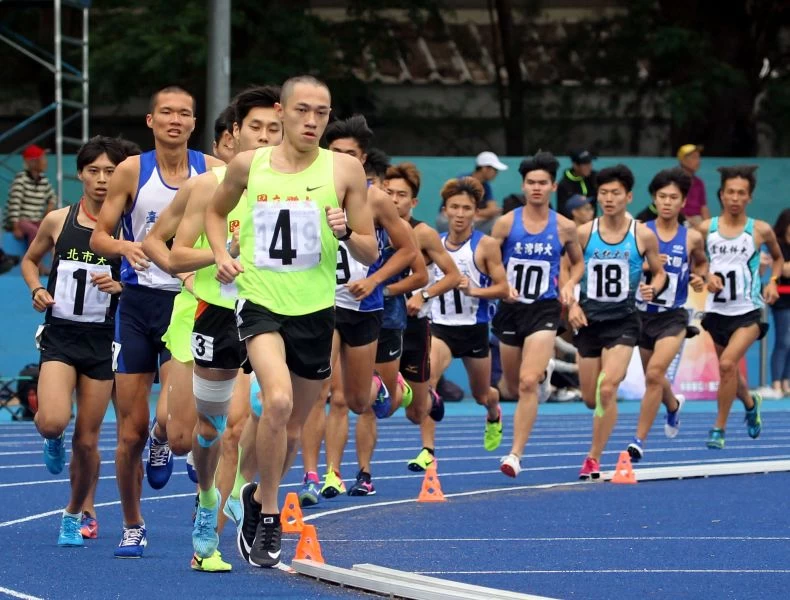 國立體大葉日鴻(前)穿步鞋比5000公尺仍領跑。林嘉欣/攝影。