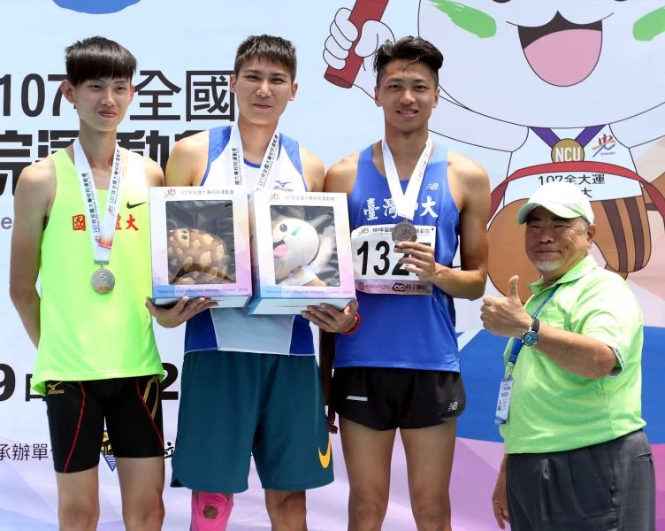公開男跳高前三名向俊賢(中)、許家豪(左)和陳彥宏。林嘉欣／攝影。