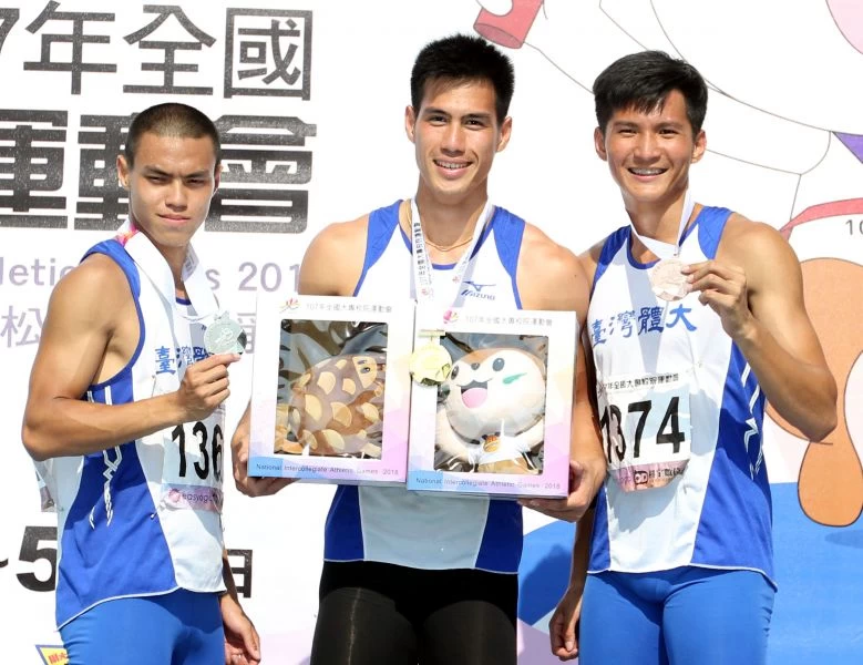 公開男子組200公尺台灣體大楊俊瀚(中)、葉守博(左)和王偉旭包前三。林嘉欣/攝影。